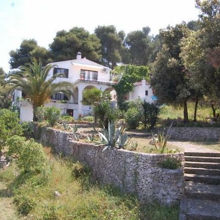 Apartment In Maslinica 70M From The Sea Exterior photo