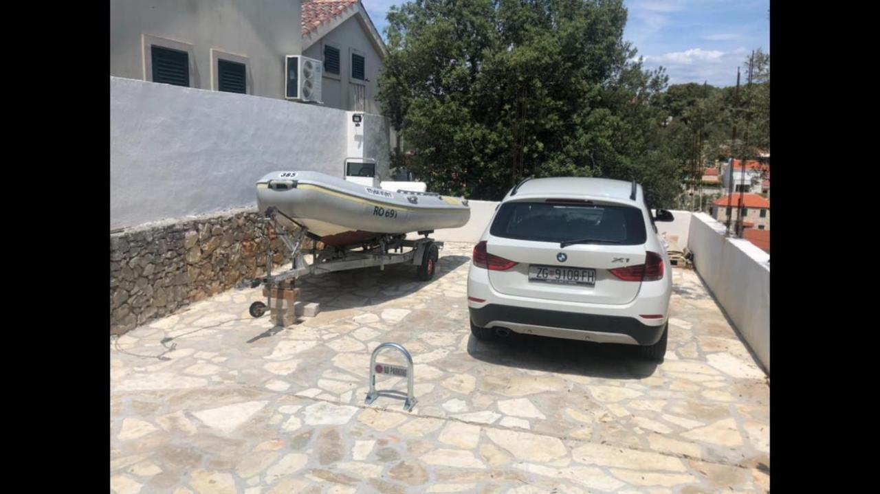 Apartment In Maslinica 70M From The Sea Exterior photo