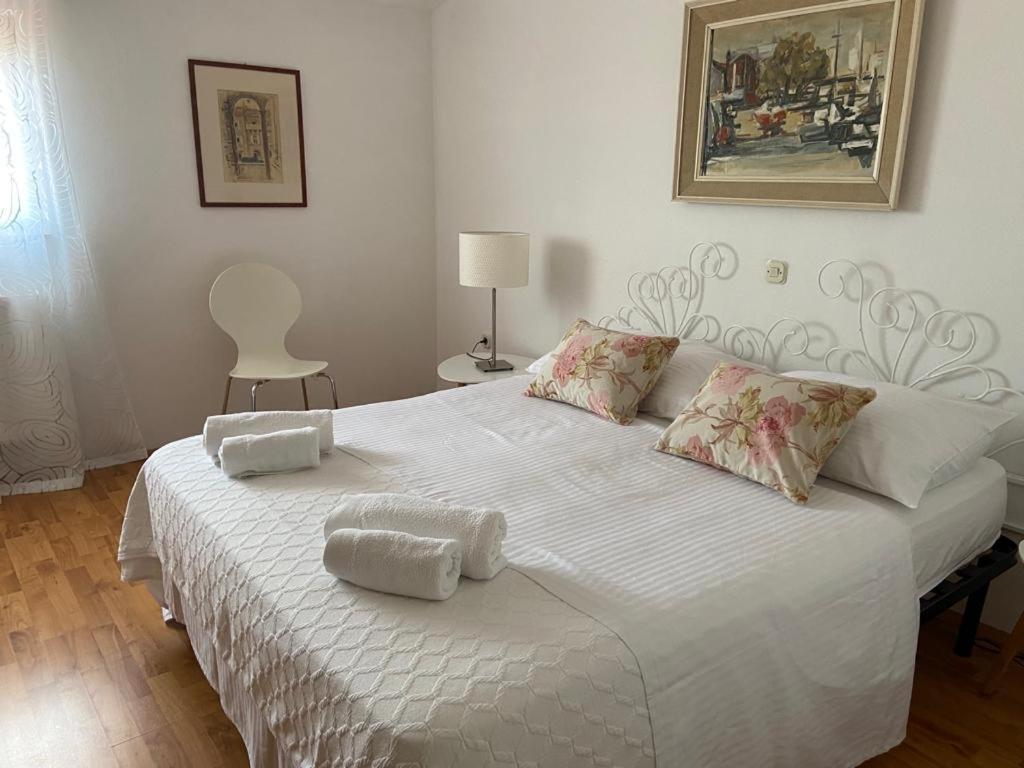 Apartment In Maslinica 70M From The Sea Exterior photo