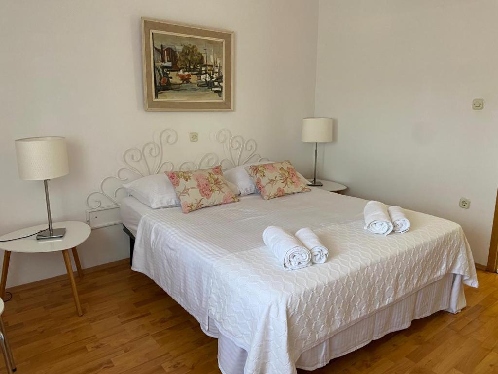 Apartment In Maslinica 70M From The Sea Exterior photo