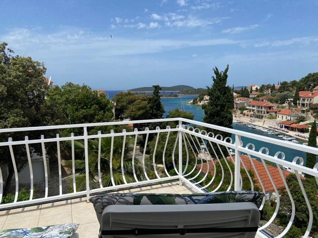 Apartment In Maslinica 70M From The Sea Exterior photo