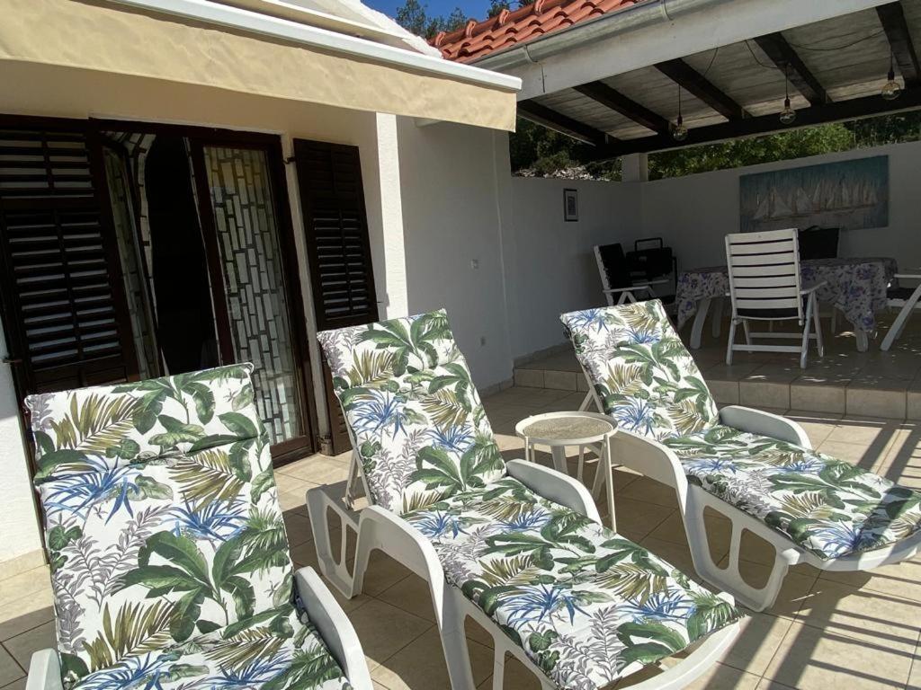 Apartment In Maslinica 70M From The Sea Exterior photo