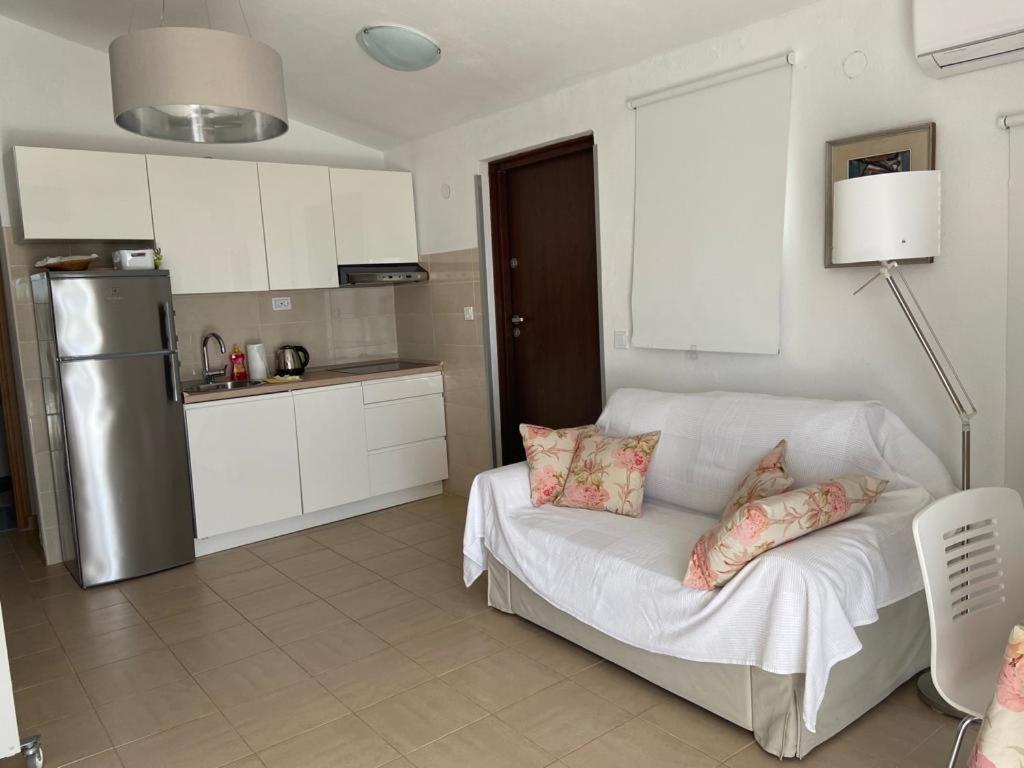 Apartment In Maslinica 70M From The Sea Exterior photo