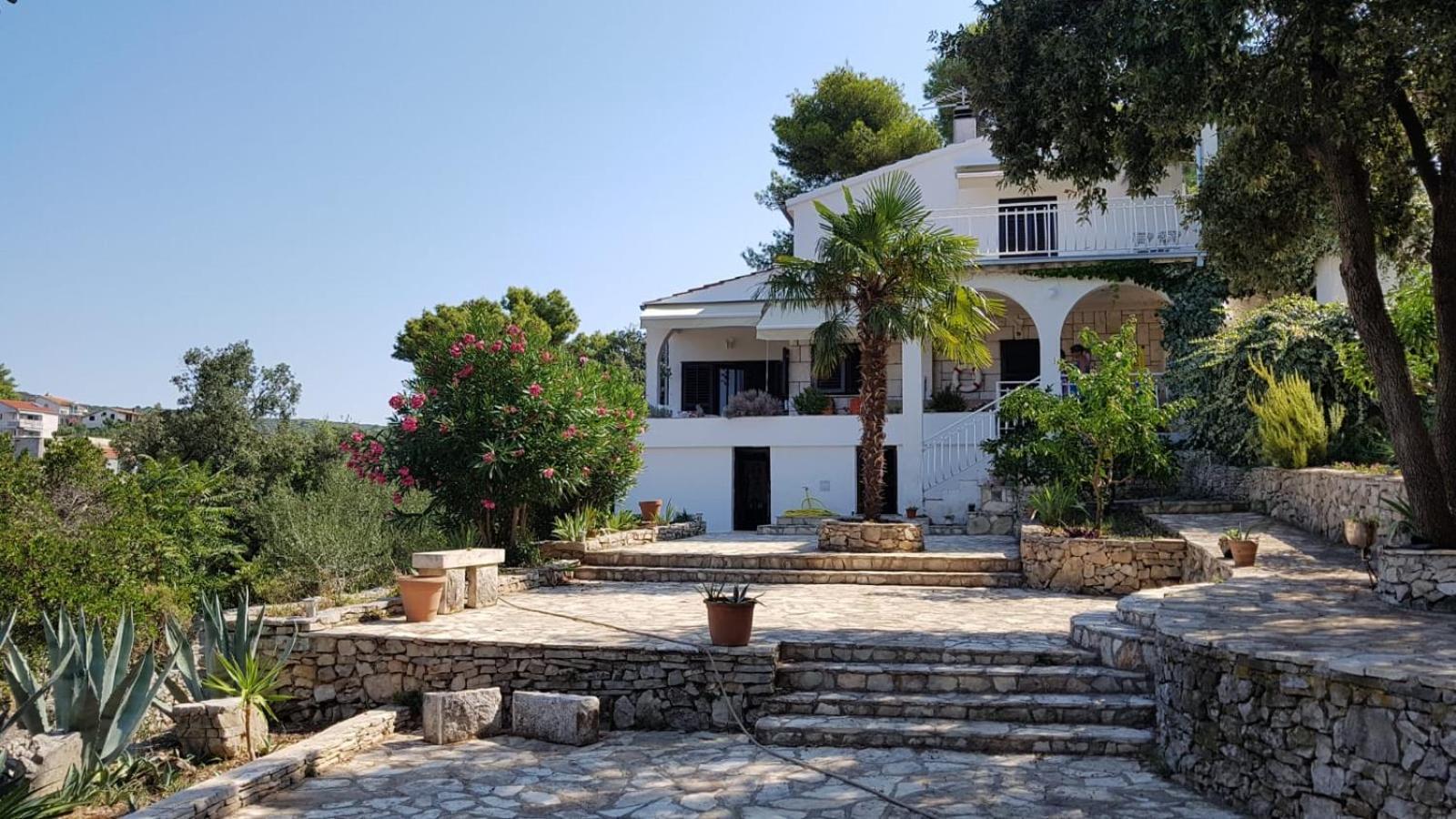 Apartment In Maslinica 70M From The Sea Exterior photo