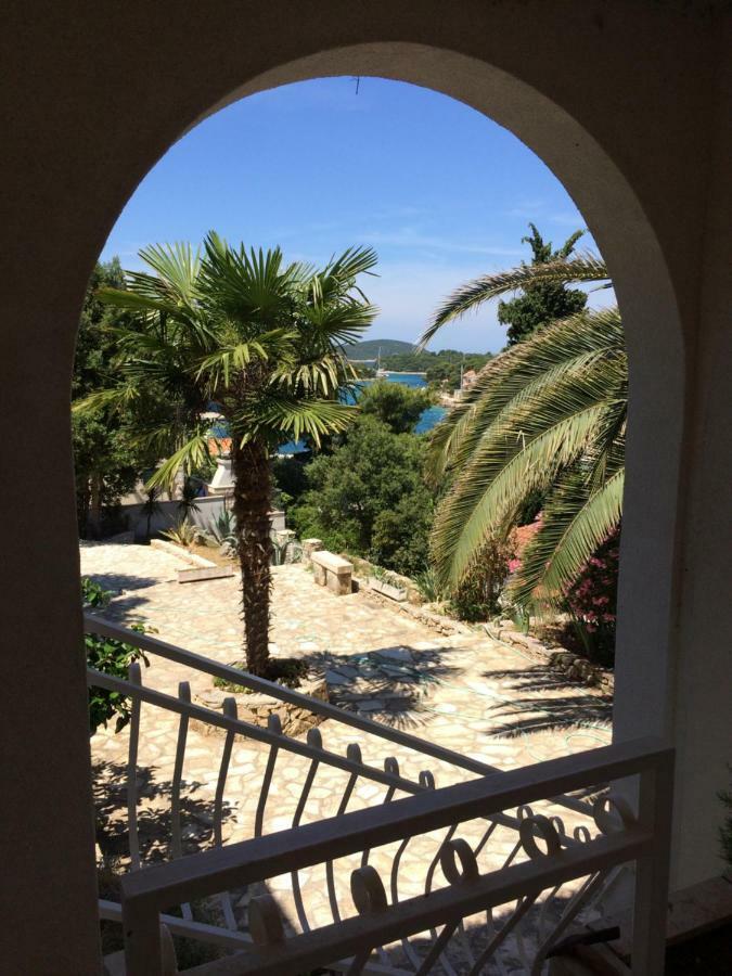 Apartment In Maslinica 70M From The Sea Exterior photo