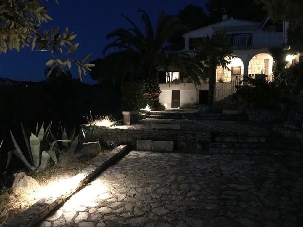 Apartment In Maslinica 70M From The Sea Exterior photo