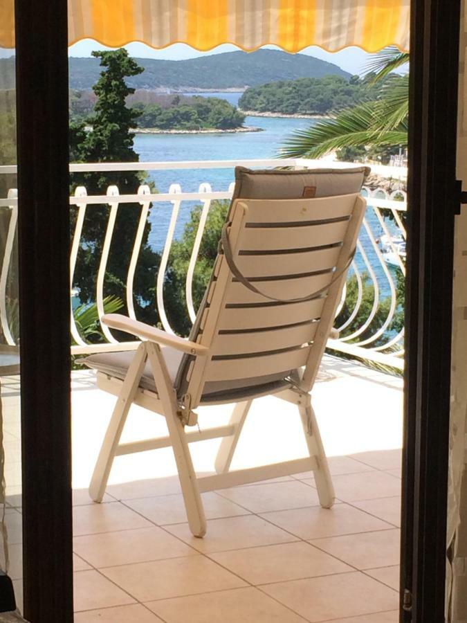 Apartment In Maslinica 70M From The Sea Exterior photo