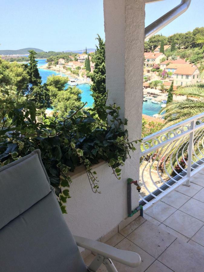 Apartment In Maslinica 70M From The Sea Exterior photo