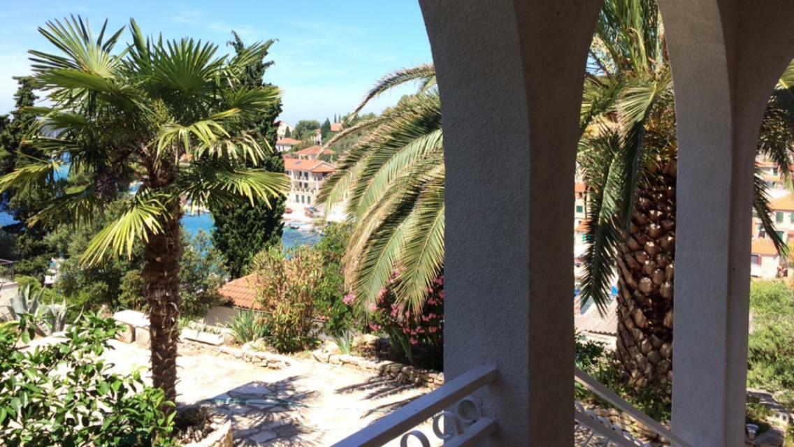 Apartment In Maslinica 70M From The Sea Exterior photo