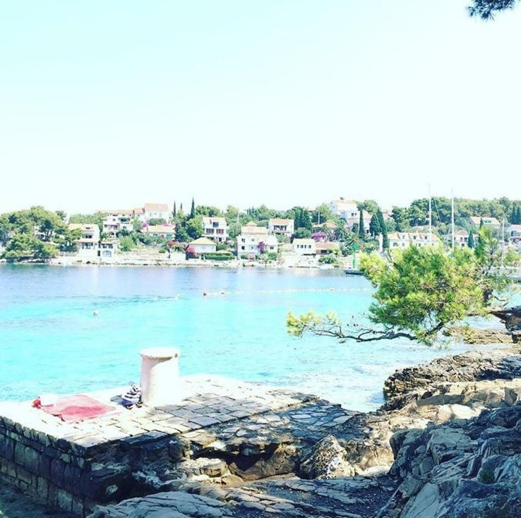 Apartment In Maslinica 70M From The Sea Exterior photo