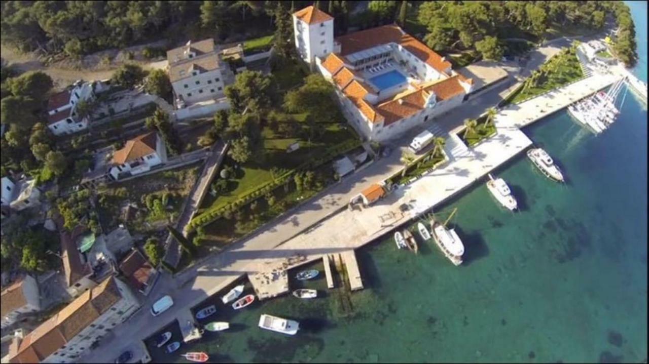 Apartment In Maslinica 70M From The Sea Exterior photo