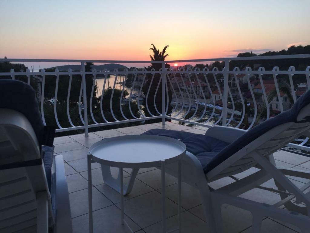 Apartment In Maslinica 70M From The Sea Exterior photo