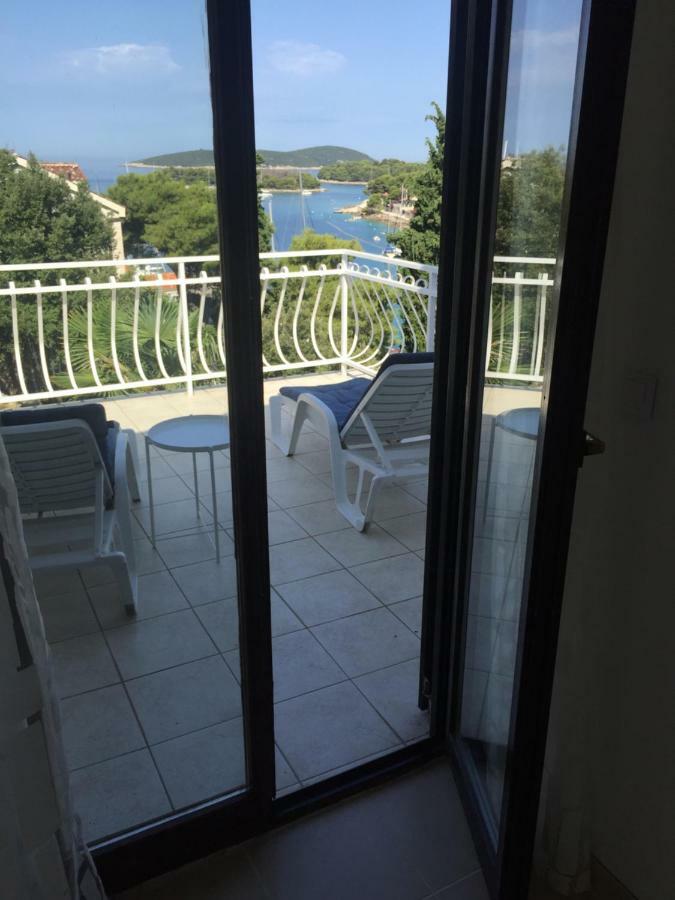 Apartment In Maslinica 70M From The Sea Exterior photo