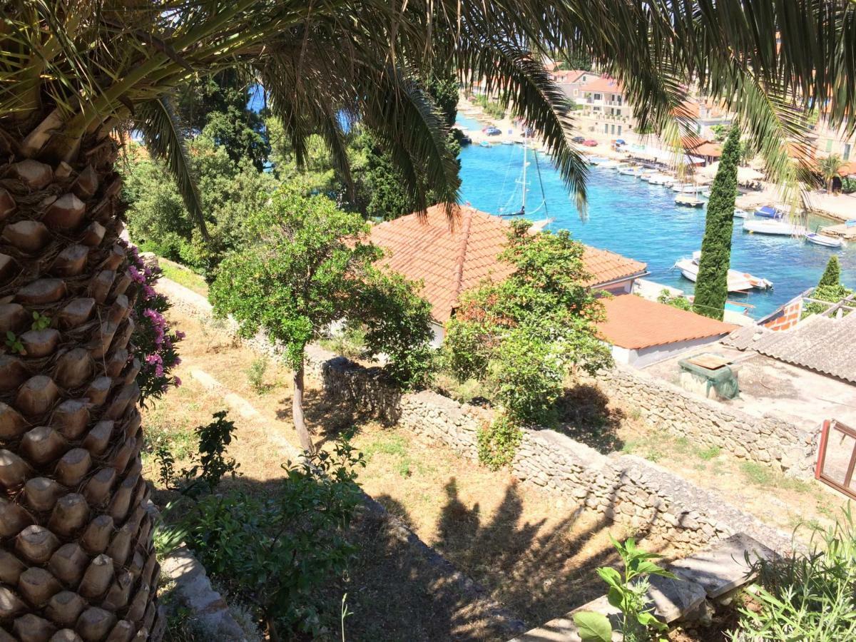 Apartment In Maslinica 70M From The Sea Exterior photo