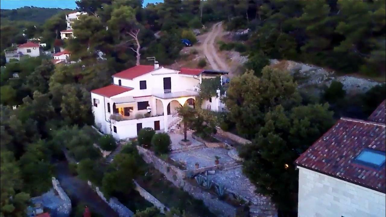 Apartment In Maslinica 70M From The Sea Exterior photo