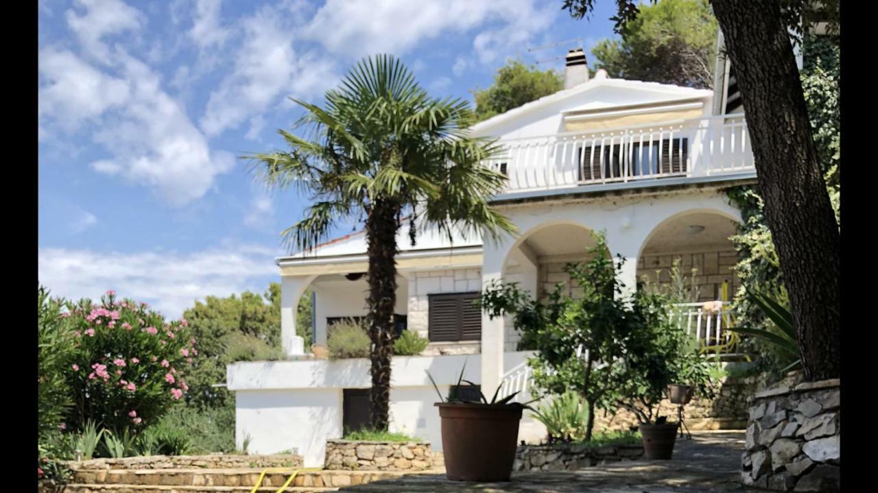 Apartment In Maslinica 70M From The Sea Exterior photo