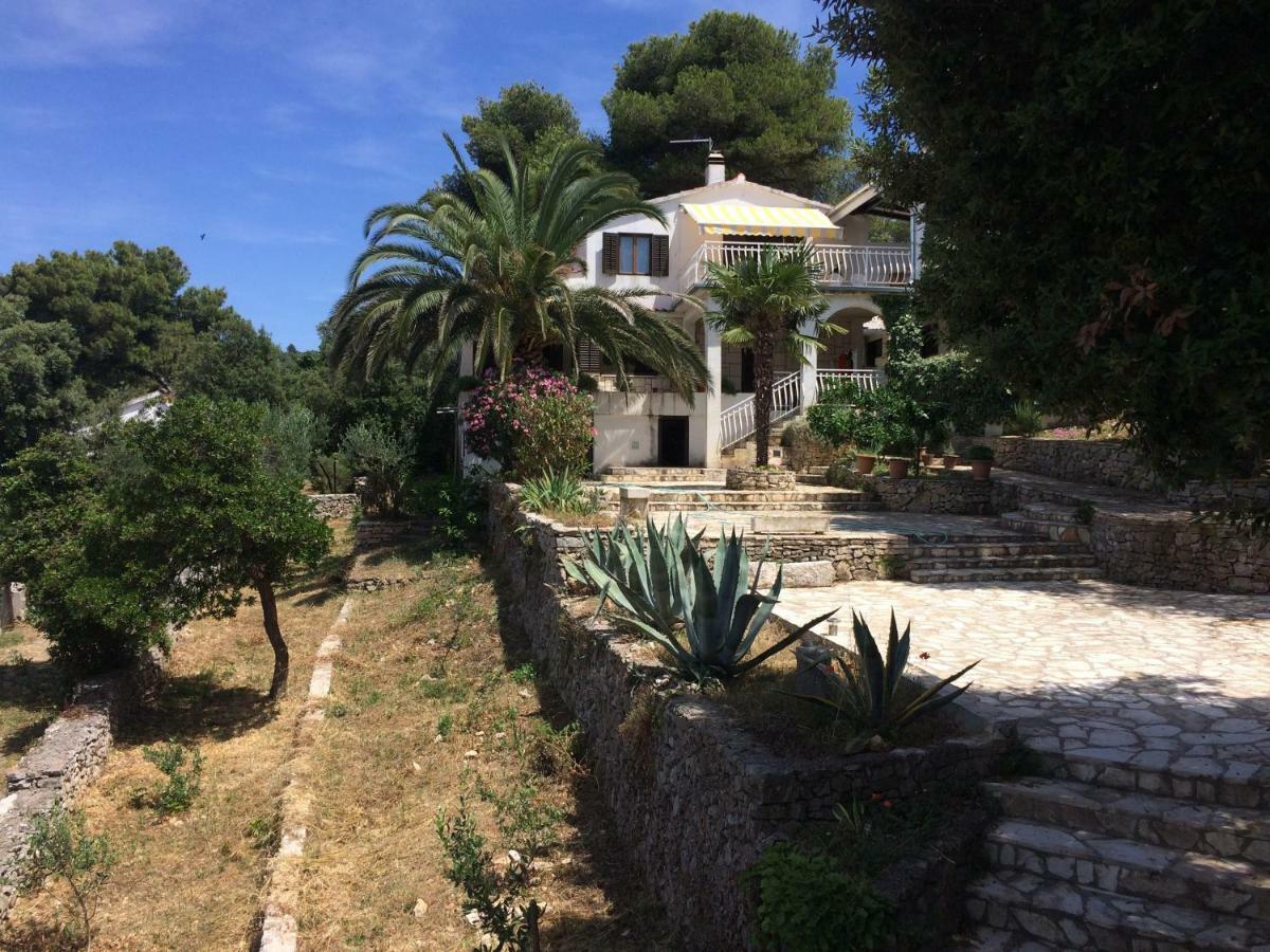 Apartment In Maslinica 70M From The Sea Exterior photo